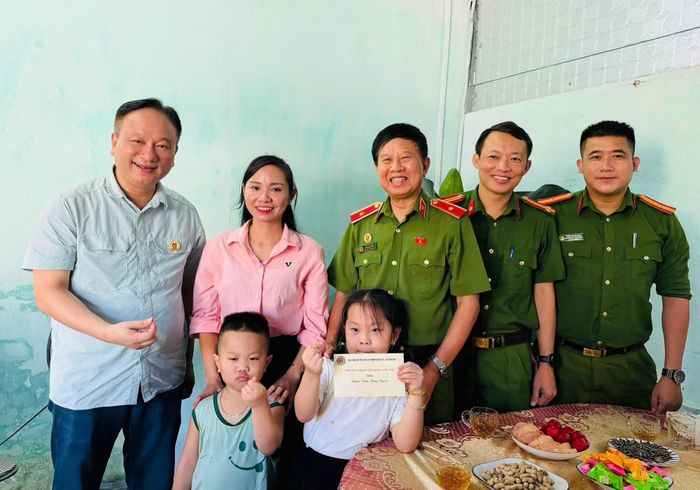 Đoàn công tác Cục Cảnh sát điều tra tội phạm về ma túy trao học bổng cho con liệt sĩ CAND hy sinh trên mặt trận đấu tranh chống tội phạm về ma túy.