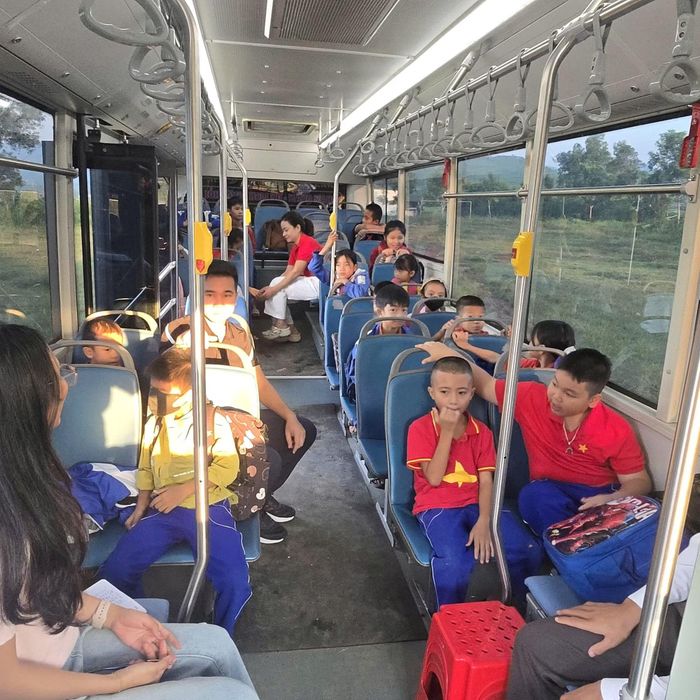 Hiện tại học sinh thôn Tiến Sơn được áp dụng các chính sách hỗ trợ về chi phí xe đưa đón và suất ăn bán trú.