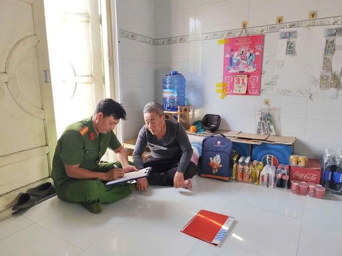 Công an đặc khu Phú Quý đến tận hộ gia đình vận động bà con chấp hành pháp luật và tham gia bảo vệ ANTT.