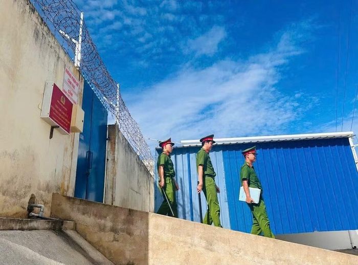 Cán bộ, chiến sĩ Phân trại tạm giam Phú Quý kiểm tra, bảo đảm an toàn cơ sở giam giữ.