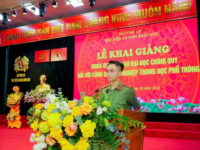 Học viên Ngô Minh Hiếu đại diện cho các tân học viên Khóa D58 phát biểu tại lễ khai giảng. Ảnh: Danh Vỵ.