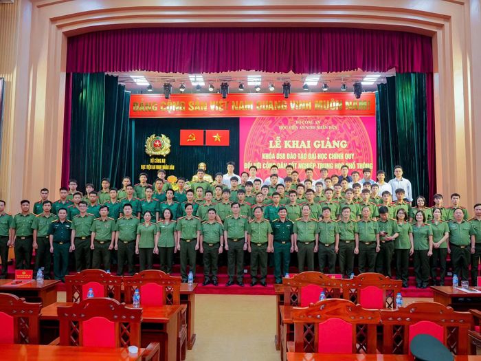 Các đại biểu chụp ảnh lưu niệm với tân học viên Khóa D58. Ảnh: Danh Vỵ.