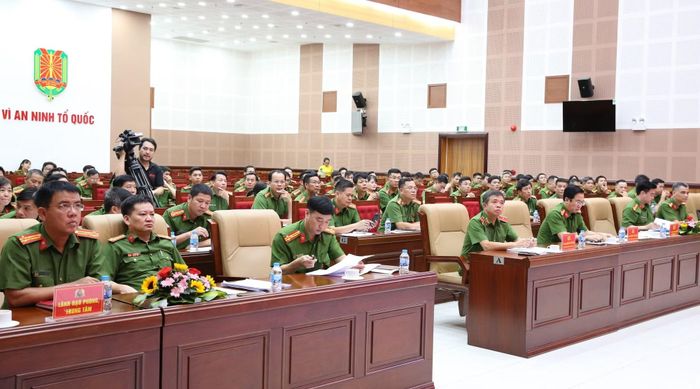 Đông đảo cán bộ, đại biểu tham dự Hội ý nghiệp vụ.