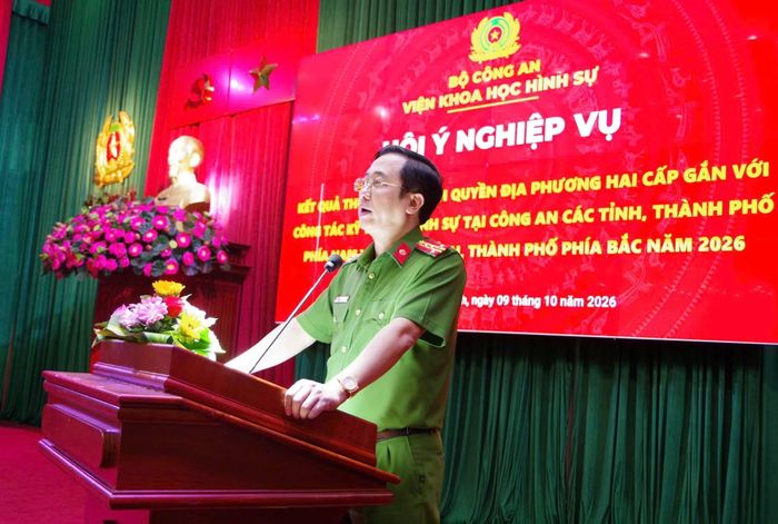 Đại tá Đặng Văn Đoàn, Phó Viện trưởng Viện Khoa học hình sự, điều hành phần tham luận.