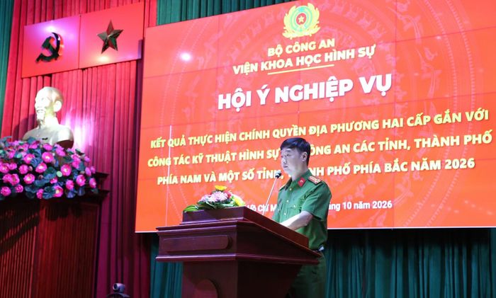 Thượng tá Phạm Hữu Từ Tâm, Phó Phân viện trưởng Khoa học hình sự tại TP Hồ Chí Minh trình bày báo cáo.