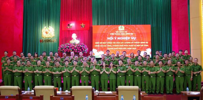 Lãnh đạo Viện Khoa học hình sự cùng các đại biểu.