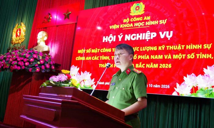 Thượng tá Đặng Hải Dũng, Phó Viện trưởng Viện Khoa học hình sự, kiêm Phân Viện trưởng Phân viện Khoa học hình sự tại TP Hồ Chí Minh, phát biểu khai mạc và định hướng hội ý nghiệp vụ.