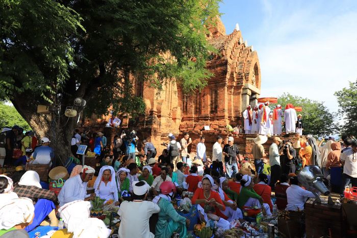 Đông đảo người Chăm ở Khánh Hòa đến với Lễ hội Katê. Ảnh: Lê Đức Dương.
