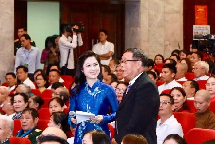 Ông Hoàng Văn Hiến giao lưu tại chương trình. Ảnh: Thành Thái