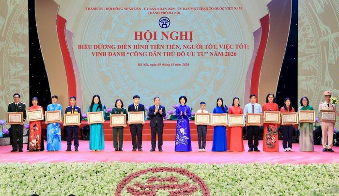 Lãnh đạo TP Hà Nội trao tặng Bằng khen và Danh hiệu Người tốt, việc tốt năm 2026 tặng 15 cá nhân. Ảnh: Thành Thái