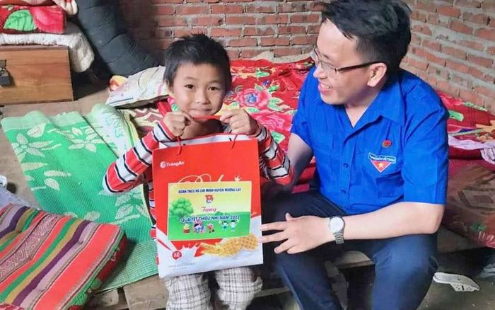 Anh Lâu Văn Phía - người con của dòng họ Lâu ở bản Pù Toong từng là Bí thư Huyện đoàn Mường Lát cũ, nay là Phó bí thư thường trực Đảng ủy xã Trung Lý, tỉnh Thanh Hóa trao quà cho học sinh khó khăn. Ảnh nhân vật cung cấp 