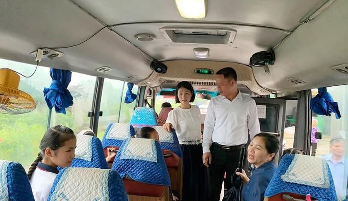Ô tô đưa đón học sinh đến trường học.