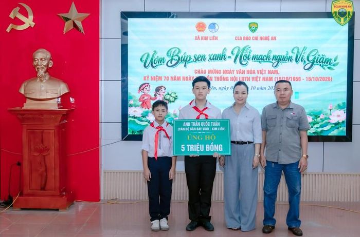 Anh Trần Quốc Tuấn một người con Kim Liên cũng ủng hộ cho các cháu học sinh trong Câu lạc bộ Búp Sen Xanh