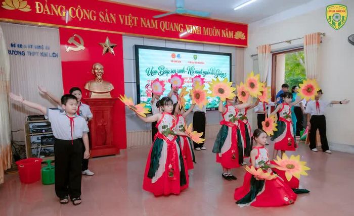 Câu lạc bộ Búp Sen Xanh sẽ là mạch nguồn nối Dân ca Ví, Giặm sống mãi với thời gian.