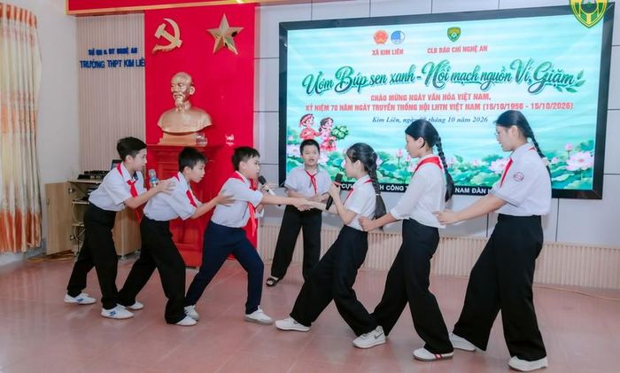 Điệu hò, câu ví trong buổi ra mắt câu lạc bộ Búp Sen Xanh. Ảnh: Phạm Linh