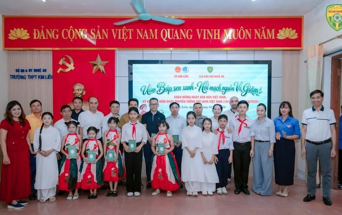 Buổi ra mắt Câu lạc bộ Búp Sen Xanh diễn ra tại Trường Trung học Phổ thông Kim Liên.
