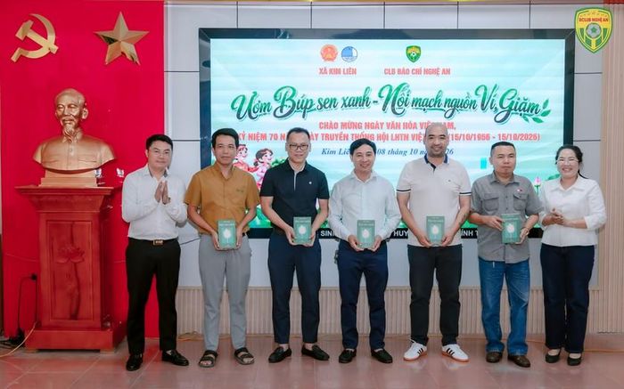 Lãnh đạo Đảng ủy xã Kim Liên tặng sách Búp Sen Xanh tri ân các mạnh thường quân.