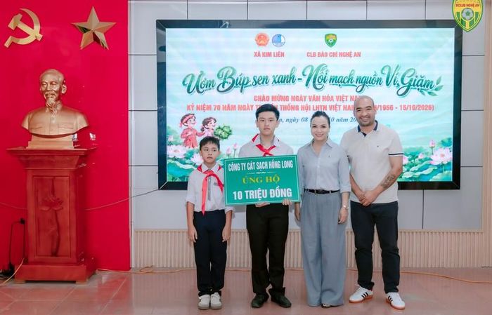 Một doanh nghiệp trên địa bàn ủng hộ cho câu lạc bộ mới thành lập.
