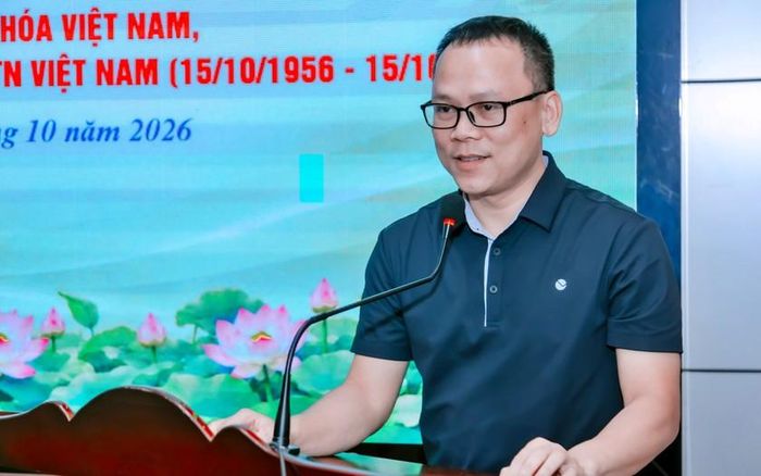 Nhà báo Lê Văn Giáp chia sẻ trong buổi ra mắt Câu lạc bộ Búp Sen Xanh. Ảnh: Phạm Linh