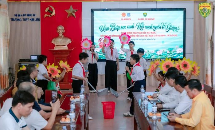 Các em học sinh trong Câu lạc bộ Búp Sen Xanh ngân vang câu Dân ca Ví, Giặm trên quê hương Bác Hồ. Ảnh: Phạm Linh