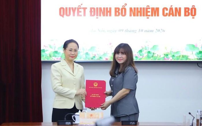 Các cán bộ nhận quyết định điều động, bổ nhiệm vị trí công tác mới tại Bộ Văn hoá, Thể thao và Du lịch.