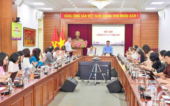 Chánh Văn phòng, Người phát ngôn Bộ Văn hóa Thể thao và Du lịch Cao Lê Tuấn Anh và Phó Cục trưởng Cục Báo chí Nguyễn Văn Hiếu chủ trì Họp báo.