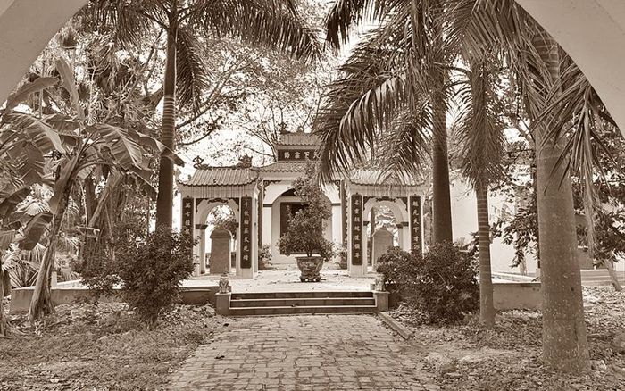Văn chỉ Nguyệt Ánh, Ngọc Hà, Hà Nội có bia ghi danh các bậc khoa bảng của làng.