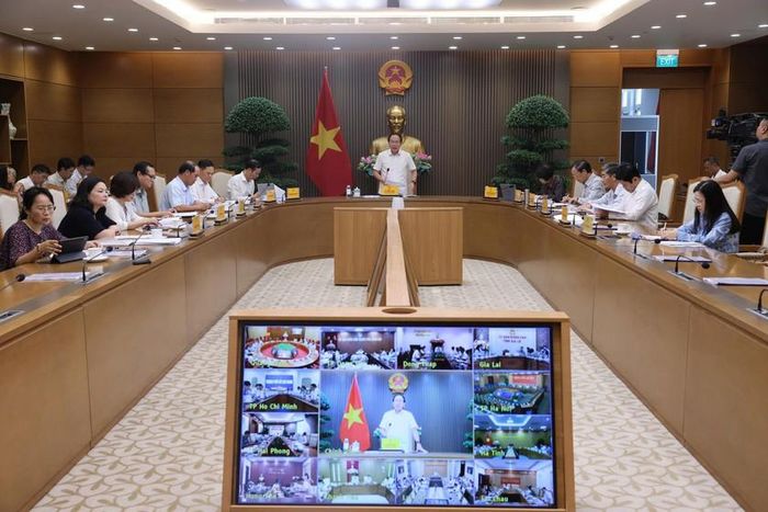 Phó Thủ tướng Chính phủ Lê Tiến Châu chủ trì cuộc làm việc về tiến độ sắp xếp các cơ sở giáo dục mầm non, giáo dục phổ thông; tình hình, tiến độ triển khai xây dựng và vận hành các trường phổ thông nội trú liên cấp tại các xã biên giới. Ảnh: Báo Chính phủ