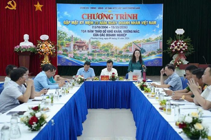 Bà Nguyễn Thị Minh Hiền, Phó Bí thư Thường trực Đảng ủy phường Láng điều phối tọa đàm với các doanh nghiệp trên địa bàn.