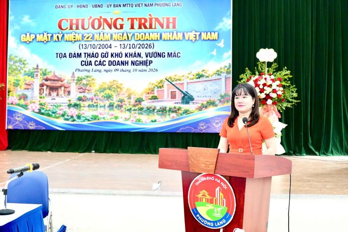 Bà Vũ Thị Hảo - Phó Trưởng ban Thường trực Ban Xây dựng Đảng, Bí thư Đảng ủy Doanh nghiệp phường Láng dẫn chương trình.