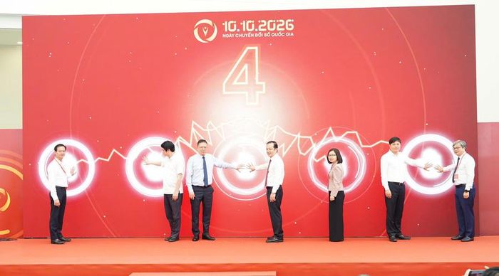 Các đại biểu bấm nút khởi động Ngày Chuyển đổi số quốc gia 10-10. (Ảnh: MST)