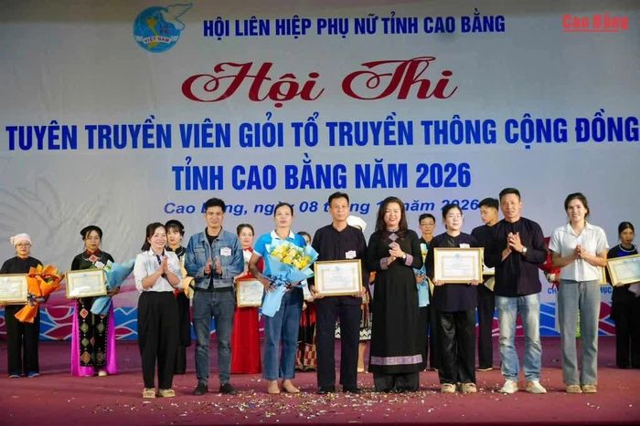 Ban tổ chức trao giải nhất cho Tổ truyền thông cộng đồng xóm Lương Thông, xã Cần Yên.
