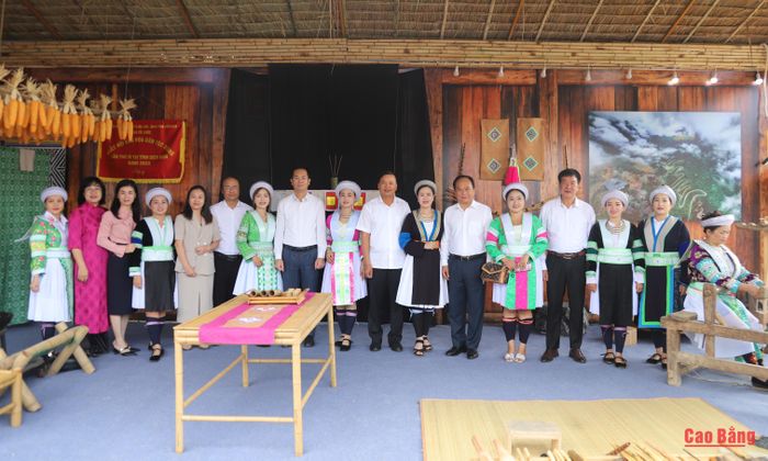 Các đại biểu chụp ảnh lưu niệm cùng các nghệ nhân, diễn viên quần chúng tại không gian văn hóa dân tộc Mông tỉnh Cao Bằng.