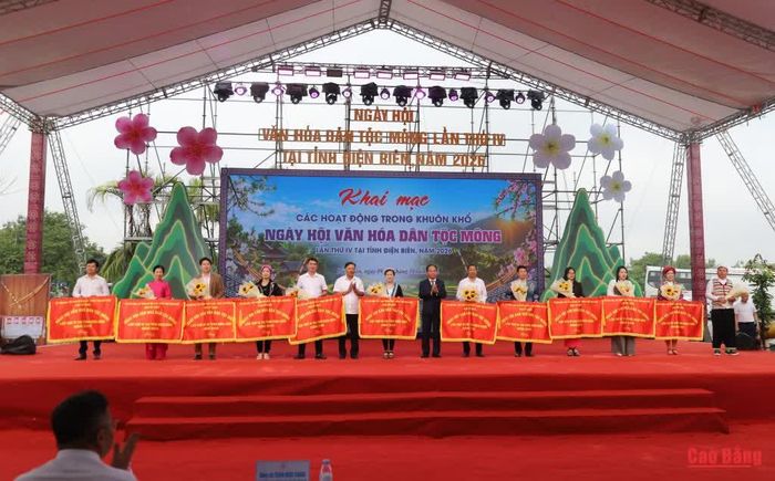 Ban tổ chức trao cờ lưu niệm cho các đoàn tham dự Ngày hội.