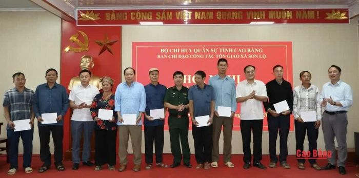 Đại tá Ma Công Học, Chính ủy Bộ Chỉ huy Quân sự tỉnh và lãnh đạo xã Sơn Lộ  tặng quà già làng, trưởng bản, người có uy tín trên địa bàn.