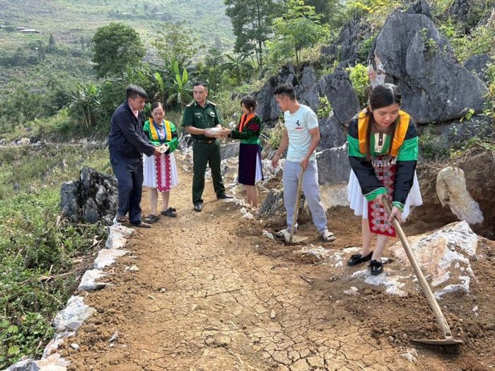 Bí thư Chi bộ xóm Lũng Mần Sùng Mí Có luôm "3 bám, 4 cùng" với đồng bào mình để lắng nghe, tuyên truyền và tìm hướng giải quyết những khó khăn tại cơ sở.