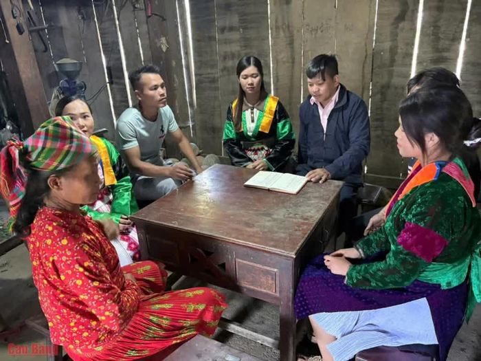 Bí thư Chi bộ xóm Lũng Mần Sùng Mí Có tuyên truyền, vận động bà con cho con em trong độ tuổi đến trường.