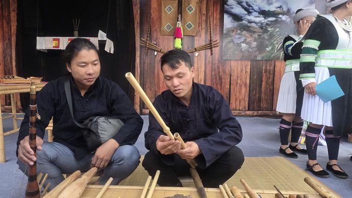 Nghệ nhân chế tác khèn Mông đoàn Cao Bằng giới thiệu các công đoạn làm khèn truyền thống.