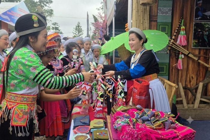 Không gian trưng bày của đoàn Cao Bằng thu hút đông đảo đồng bào dân tộc các tỉnh đến tham quan, tìm hiểu.