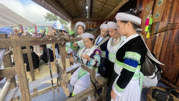 Nghệ nhân Dương Thị Du giới thiệu về nghề dệt vải của người Mông.