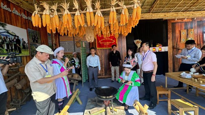 Du khách trải nghiệm, tìm hiểu tại không gian văn hóa dân tộc Mông của tỉnh Cao Bằng.