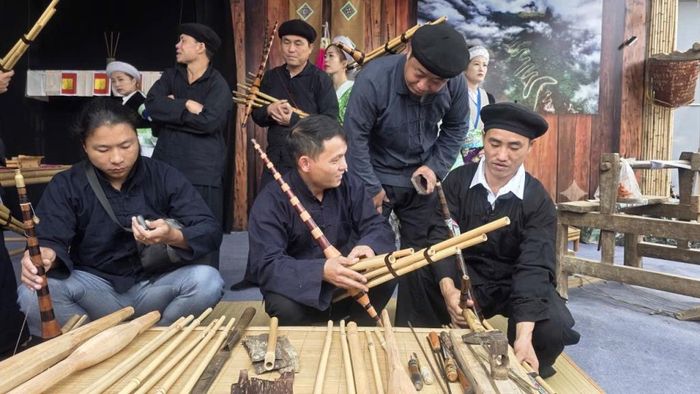 Các nghệ nhân dân tộc Mông giới thiệu cách chế tác khèn Mông.