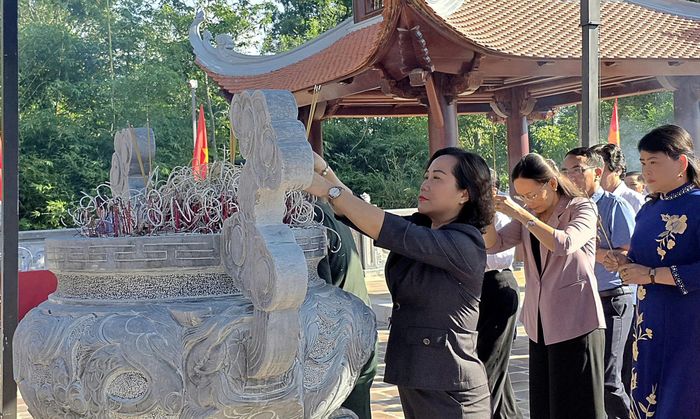 Phó Chủ tịch UBND tỉnh Hà Nhật Lệ dâng hương tại Nhà tưởng niệm Chủ tịch Hồ Chí Minh thuộc di tích Đồi E2, tỉnh Điện Biên.
