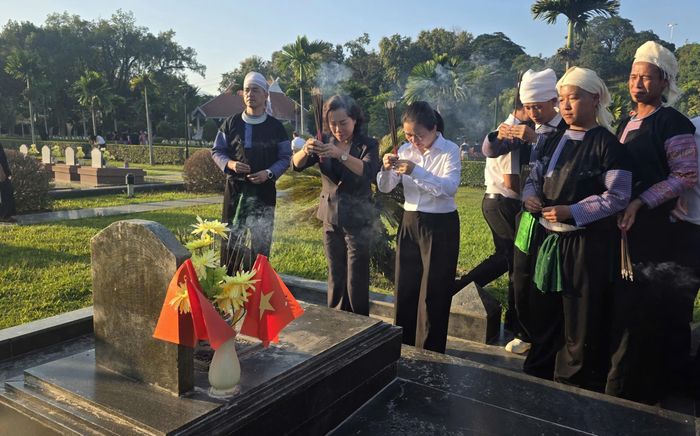 Đoàn công tác tỉnh tri ân tại phần mộ Anh hùng liệt sĩ Bế Văn Đàn thuộc Nghĩa trang Liệt sĩ A1.