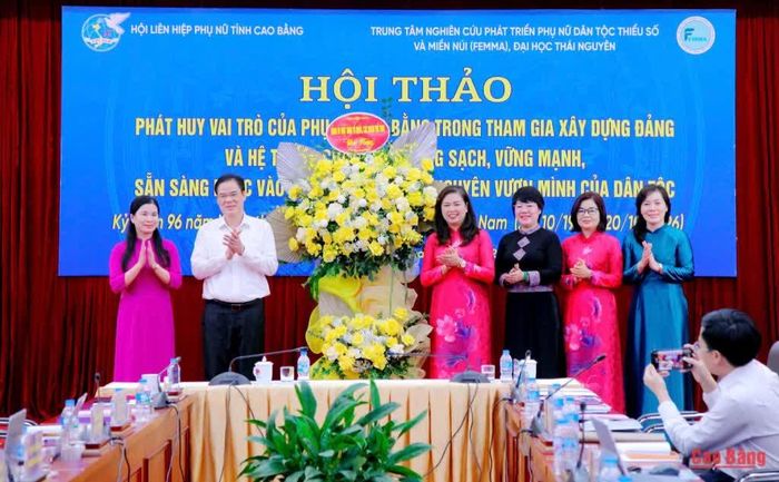 Phó Bí thư Tỉnh ủy, Chủ tịch Ủy ban MTTQ tỉnh Vũ Hồng Quang tặng hoa chúc mừng nhân Kỷ niệm 96 năm Ngày thành lập Hội Liên hiệp Phụ nữ Việt Nam (20/10/1930 - 20/10/2026).