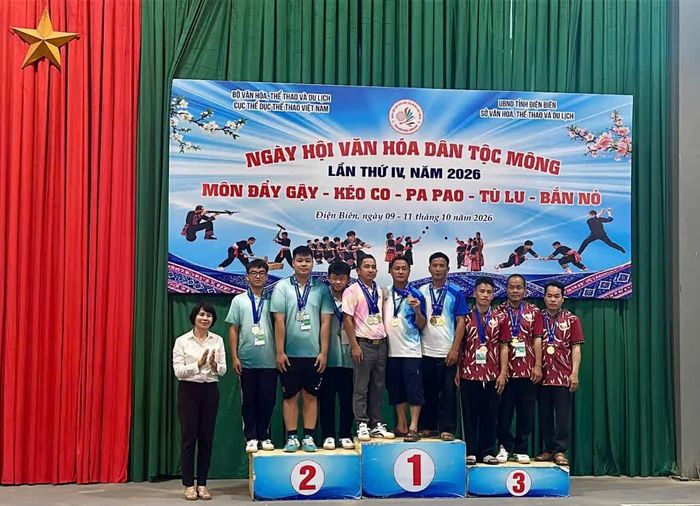 Ban tổ chức trao huy chương cho các vận động viên đạt thành tích cao ở bộ môn bắn nỏ.