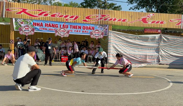 Vận động viên đoàn Cao Bằng (áo xanh) thi đấu môn đẩy gậy xuất sắc giành quyền vào vòng chung kết tại Ngày hội Văn hóa dân tộc Mông lần thứ IV năm 2026.
