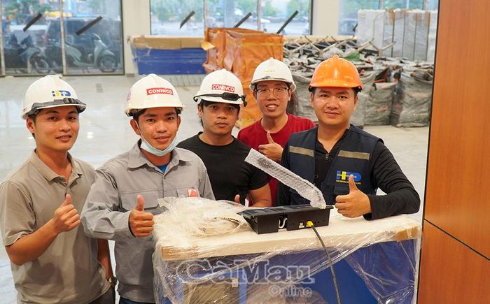 Công nhân trên công trường quyết tâm bảo đảm tiến độ dự án.