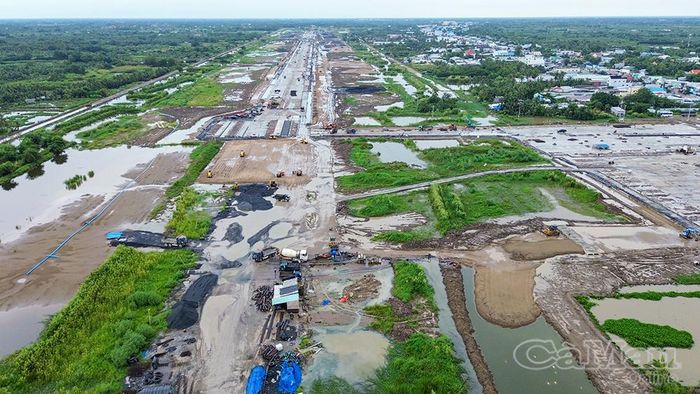 Đường cất hạ cánh sân bay Cà Mau đang được nâng cấp, đáp ứng yêu cầu khai thác các dòng tàu bay lớn, hiện đại.