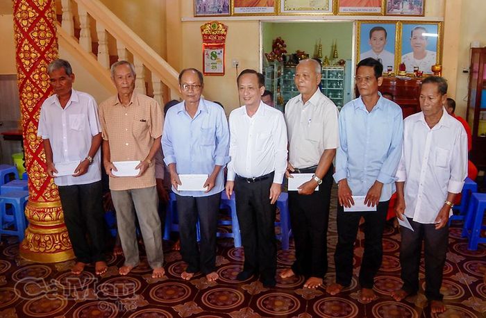 Phó Bí thư Tỉnh uỷ, Chủ tịch HĐND tỉnh Phạm Văn Thiều tặng quà các thành viên Ban Quản trị chùa Xiêm Cán.